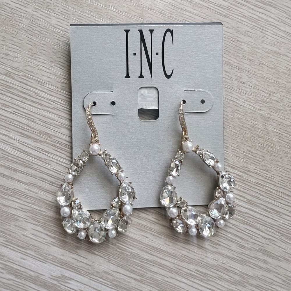 NWT Teardrop Dangle Pearl and Diamond like Earrings